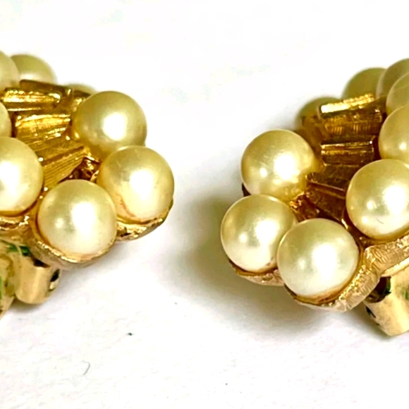 Vtg. KRAMER of NY Pearl Gold Tone Clip-on Earrings - Picture 3 of 6